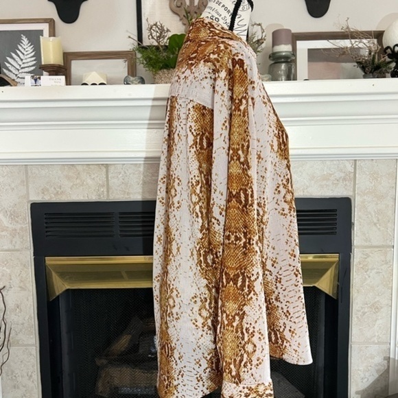 Rachel Zoe Button Down Snake Skin Pattern Top - Picture 4 of 12